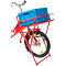 Ein rotes Lastenfahrrad mit einer blauen Kunststoffkiste als Transportbehälter auf der vorderen Ladefläche.
