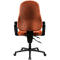 Chaise de bureau avec revêtement en velours côtelé rouille et base noire sur fond blanc.