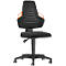 Chaise de bureau noire avec des éléments orange. La chaise a des roulettes, un dossier haut et une assise.