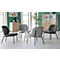 Quatre chaises avec des revêtements en tissu gris sont disposées autour d'une petite table. En arrière-plan, des armoires et une machine à café sont visibles.