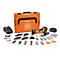 Boîte à outils orange avec un outil multifonction électrique, batteries et accessoires.