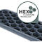 Gros plan d'un bac à glaçons gris avec motif en nid d'abeille. En haut à droite, un cercle avec le texte 'HEX CUSHION TECHNOLOGY'.