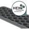 Detailaufnahme einer grauen Wabenstruktur, ergänzt durch einen Kreis mit der Aufschrift: HEX CUSHION TECHNOLOGY.