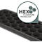 Detailaufnahme eines schwarzen, wabenförmigen Gittermusters, mit einem weißen Logo, das "HEX CUSHION TECHNOLOGY" zeigt.