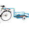 Fiets met blauwe aanhanger. De aanhanger heeft een donkere bodem en twee wielen met grijze banden.