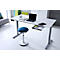 Ein höhenverstellbarer weißer Schreibtisch mit Laptop und ein blauer Hocker in einem modernen Büro.