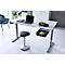 Höhenverstellbarer weißer Schreibtisch mit Laptop, Tablet und Hockstuhl in modernem Büro.