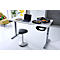 Ein moderner, höhenverstellbarer Schreibtisch mit Laptop, Utensilien und einem ergonomischen Hocker im Büro.