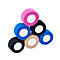 Six rouleaux de bandes de sport auto-adhésives colorés empilés sur un fond blanc.