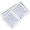 Mehrere weiße Brillenputztücher in quadratischen Einzelverpackungen mit blauem Muster und Aufdruck First Aid Only.