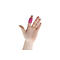 Eine geöffnete Hand mit einem rosa Pflaster um den Zeigefinger vor weißem Hintergrund.