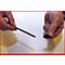 Zwei Hände halten einen schwarzen Stift und ein schwarzes Teil vor weißem Hintergrund.