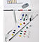 Whiteboard met stiften, magneten en paperclips. De achtergrond is wit.