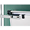 Close-up van een whiteboard met montage en zilveren stang. Op wit papier een zwarte houder.