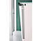 Close-up van een wit whiteboard, deels verborgen door een metalen frame, tegen een groene muur.