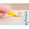 Eine Hand hält einen gelben Textmarker und markiert das Wort "IDEAS" auf Papier. Eine Glühbirne ist darunter gezeichnet.