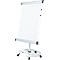 Wit whiteboard op wielen, gekanteld. Zilveren frame, zwarte wielen en hoekverbindingen.