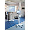 Twee presentatiestands met grafieken op schermen staan in een kantoor. Op een stand staat een laptop en een projector.
