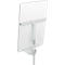 Tableau blanc rectangulaire blanc sur un support blanc réglable en hauteur. Le support a une base ronde et une jointure métallique qui maintient le tableau.