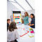 Teamwork-Szene: Eine Frau präsentiert vor einem Whiteboard mit farbigen Symbolen und Schrift. Andere schauen zu und halten Notizen.