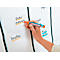 Hand beschriftet Notizzettel auf Whiteboard. Orangefarbener Textmarker hebt „Order materials“ hervor.