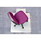 Een ergonomische stoel met een roze zitting en rugleuning. Hij staat op een witte ondergrond op een blauwe stof.