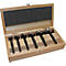 Houtboorset in houten kist. Boren met metalen koppen en zwarte schachten. Houten kist open.