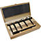 Set houtboren in een open houten kist. Boren met verschillende diameters, naast een lange steel en een geleidepen.