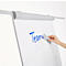 Een whiteboard met het woord teamwork dat wordt gewist met een spons.