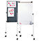 Whiteboard mit Pinnwand. Die Pinnwand mit Papier, das mit roten Reißnägeln befestigt ist. Weißes Board mit Stiften, Radiergummi und Magneten.