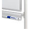 Nahaufnahme eines weißen Whiteboards mit einer Stiftschale, in der ein blauer Franken-Marker liegt.