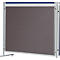 Graue Stellwand mit Metallrahmen. Oben und an der Seite blaue Elemente.