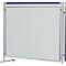 Mobiler Whiteboard-Trenner. Weißes Board in silbernem Rahmen, blaues Oberteil, schwarze Füße.