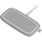 Chargeur sans fil gris. Rectangulaire avec coins arrondis. Bordure blanche, surface en tissu gris, connexion par câble.