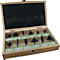 Houten kist met een set houtbewerkingsfreessets. De freessets zijn gerangschikt in een groen compartiment met labels.