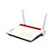 Ein weißer Router mit roten Akzenten und zwei Antennen steht vor weißem Hintergrund. Auf der Oberseite befinden sich grüne LED-Anzeigen, das Logo FRITZ!Box ist sichtbar.