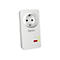 Weißer Fritz! Powerline-Adapter mit integrierter Steckdose und zwei grünen LED-Anzeigen vor weißem Hintergrund.