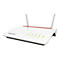 Weißer AVM FRITZ!Box Router mit zwei Antennen und leuchtenden Status-LEDs auf weißem Grund.