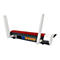 Rückseite eines rot-weißen WLAN-Routers mit zwei Antennen und diversen Anschlussbuchsen auf weißem Hintergrund.