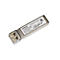 Ein silberner Finisar Glasfaser-Transceiver mit weißem Etikett auf weißem Hintergrund.