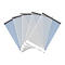 Plusieurs pochettes de documents transparentes, légèrement déployées, avec des bordures bleues et noires, sur fond blanc.