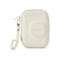 Cremefarbene Kameratasche mit Instax-Logo. Sie hat einen Reißverschluss, einen Griff und einen Karabinerhaken.
