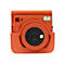 Eine orangefarbene Instax-Sofortbildkamera in einer passenden Schutzhülle, vor weißem Hintergrund. Der Objektivring ist schwarz.