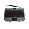 Graue Tastatur mit roten Buchstaben und Touchpad. Ein blaues Element an der Oberseite, ein blaues Element auf jeder Seite.