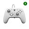 Manette Xbox blanche avec câble; badge logo Xbox vert.