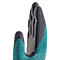 Gros plan d'un gant gris et turquoise couvrant la main.