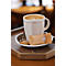 Eine cremige Tasse Kaffee in einer geriffelten Tasse mit einer Karamellwaffel auf einem Holztablett.