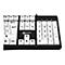 Nahaufnahme einer Computer-Tastatur mit weißen Tasten und schwarzem Rahmen. Buchstaben, Zahlen und Symbole sind deutlich aufgedruckt.