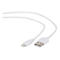 Weißes Lightning-auf-USB-Ladekabel vor weißem Hintergrund.