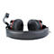 Schwarzes Gaming-Headset mit rotem Akzent und ausklappbarem Mikrofon vor weißem Hintergrund.